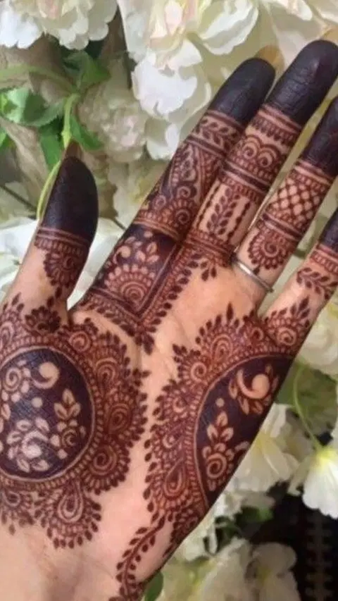 aesthetic pakistani circle front hand mehndi design