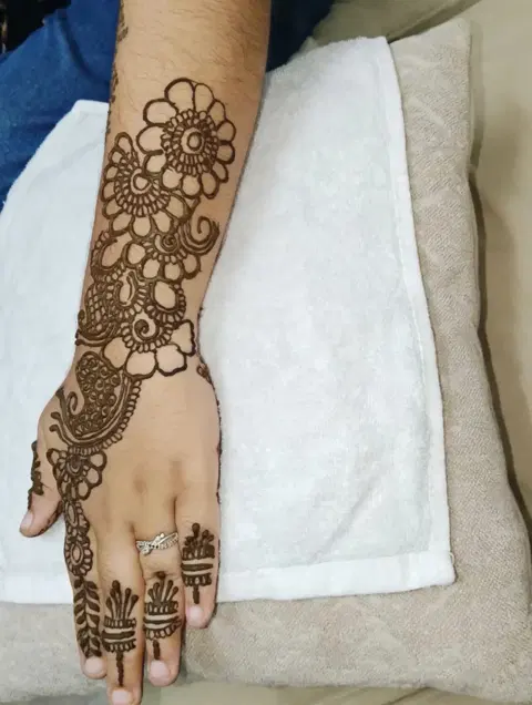 back hand mehndi design