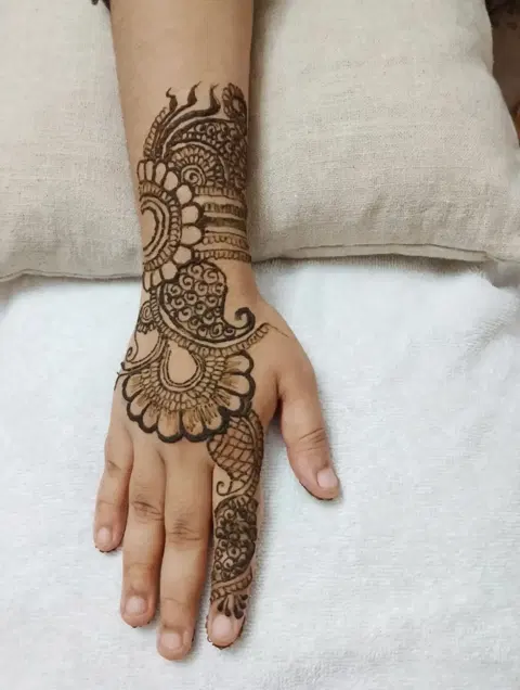 back hand mehndi design