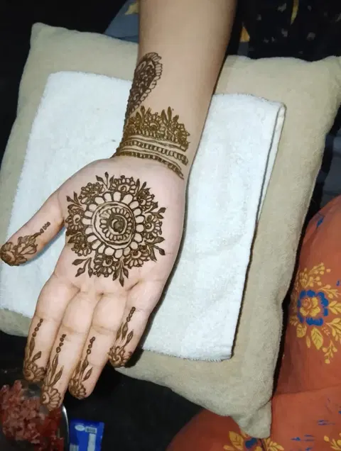 simple circle back hand mehndi design