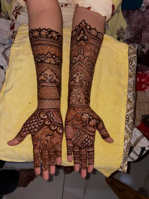 bridal figure front hand mehndi design