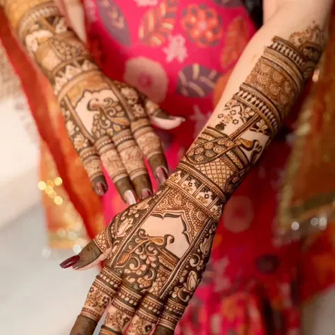 bridal figure back hand mehndi design