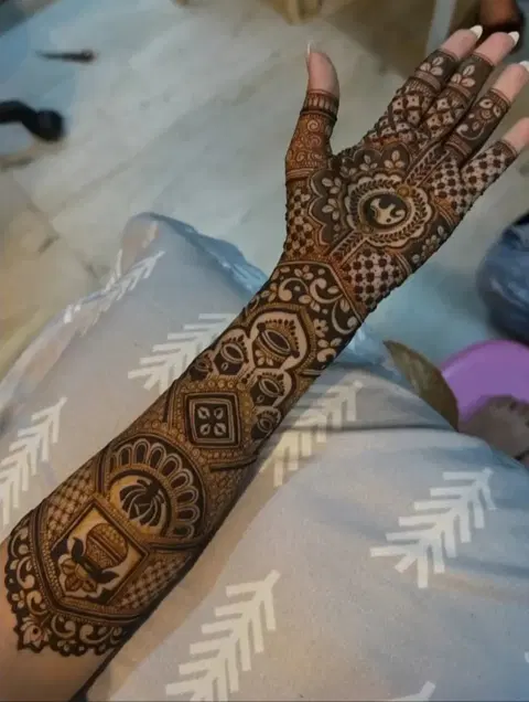 back hand mehndi design