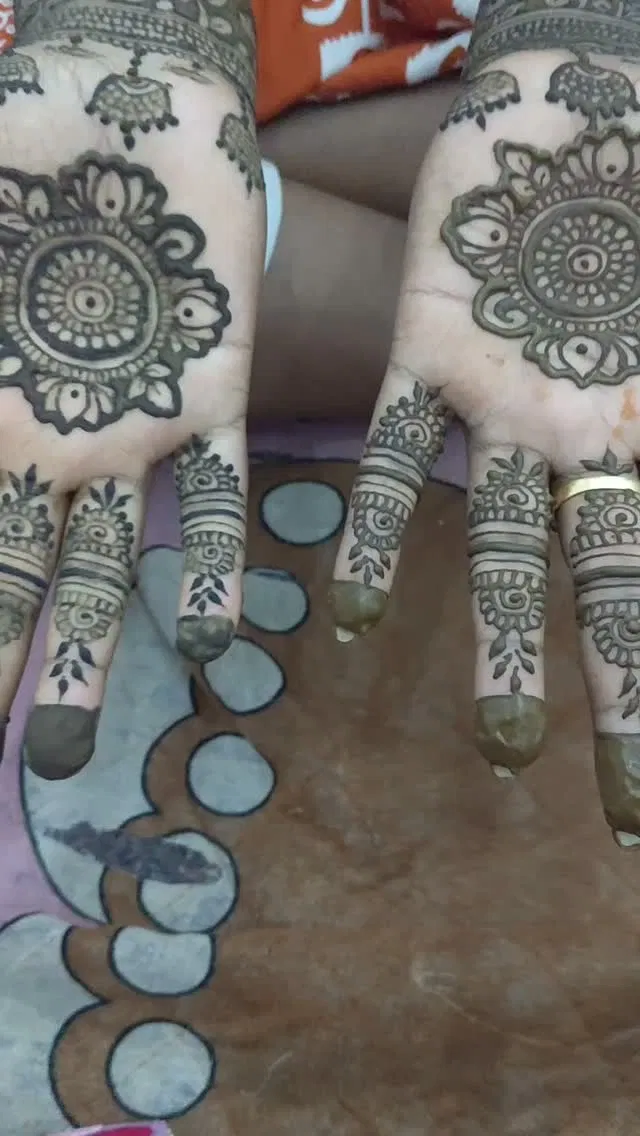 Aesthetic Bridal Finger Mehndi Design with Gol Tikki (9)