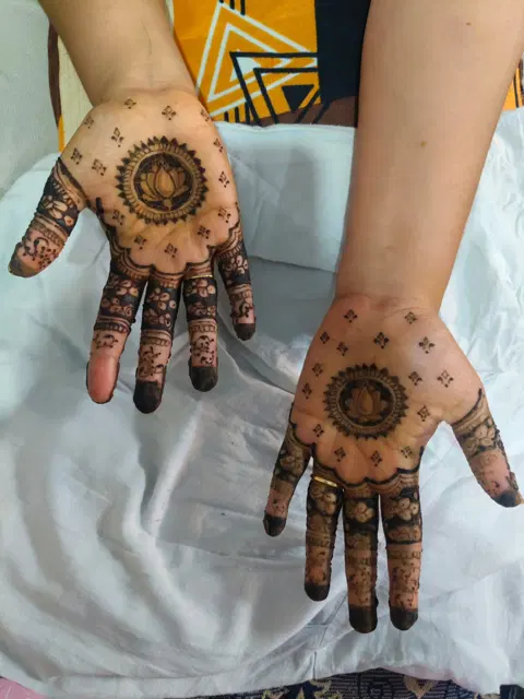 bridal circle front hand mehndi design