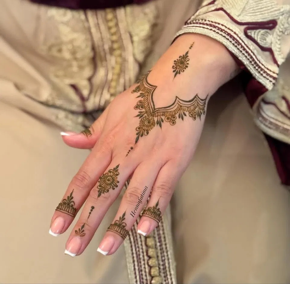 Minimal Simple Back Hand Mehndi Design with Gol Tikki and Jaal (2)