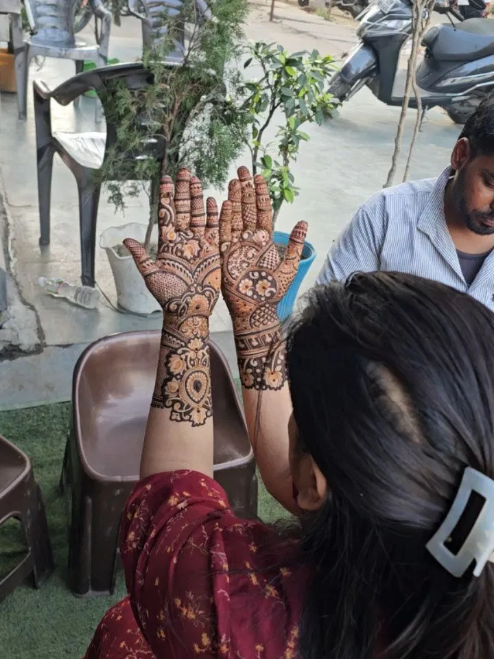 Aesthetic Front Hand Mehndi Design with Figures for Engagement