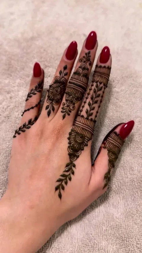 aesthetic minimal back hand mehndi design
