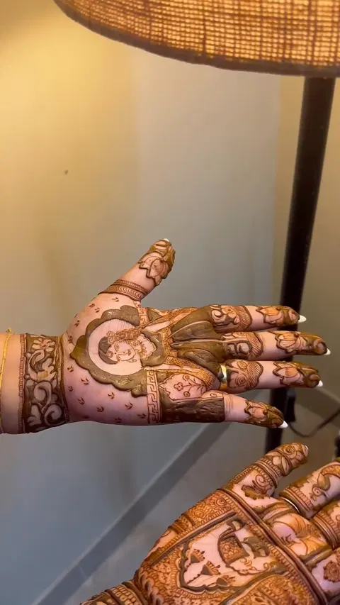bridal figure front hand mehndi design
