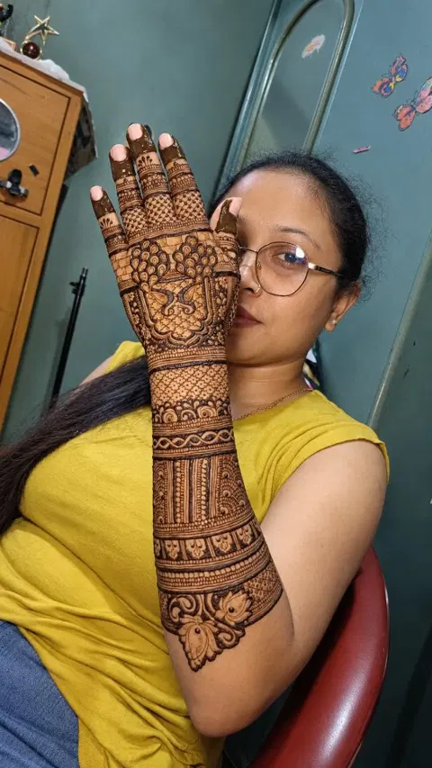 back hand mehndi design