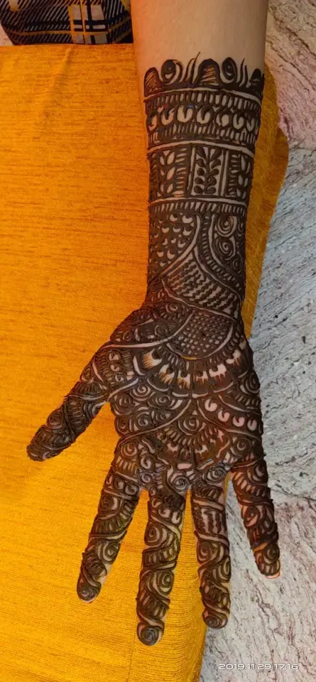 front hand mehndi design