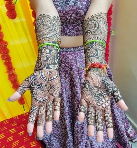 back hand mehndi design