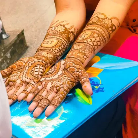 back hand mehndi design