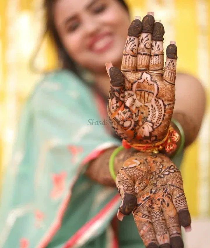 Mehndi Design with Figures