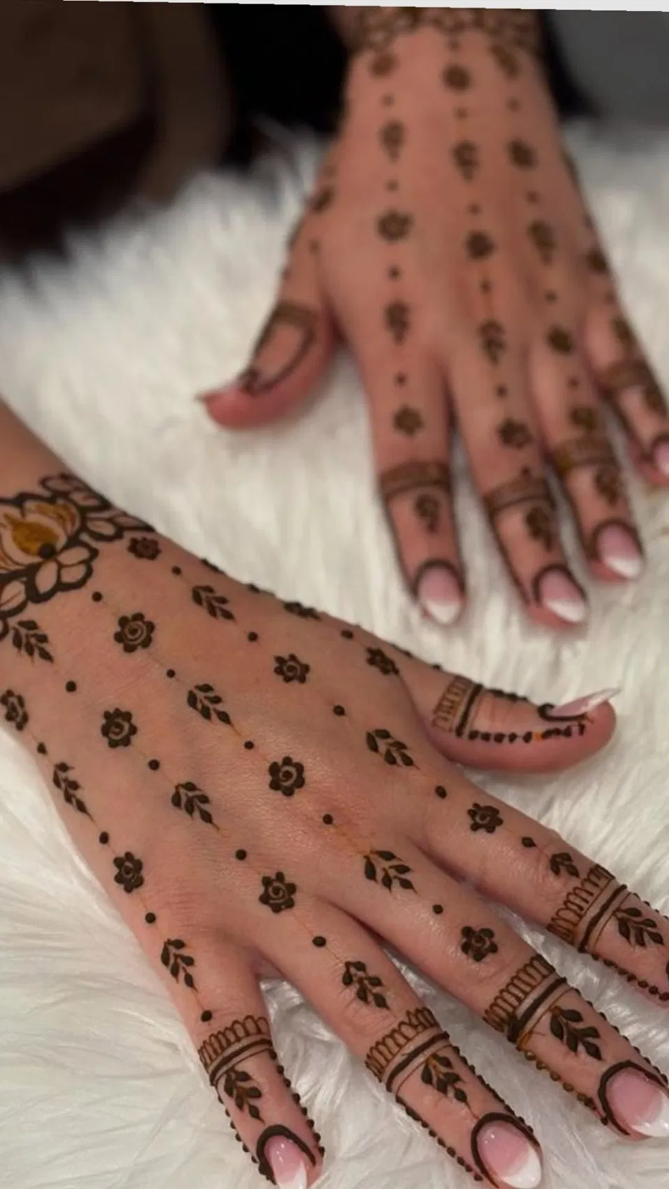 Aesthetic Minimal Back Hand Mehndi Design (19)