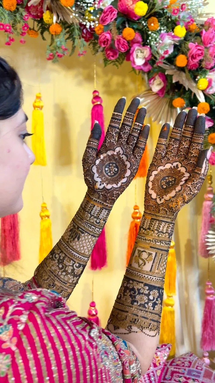Bridal Front Hand Mehndi Design with Gol Tikki and Figures (2)
