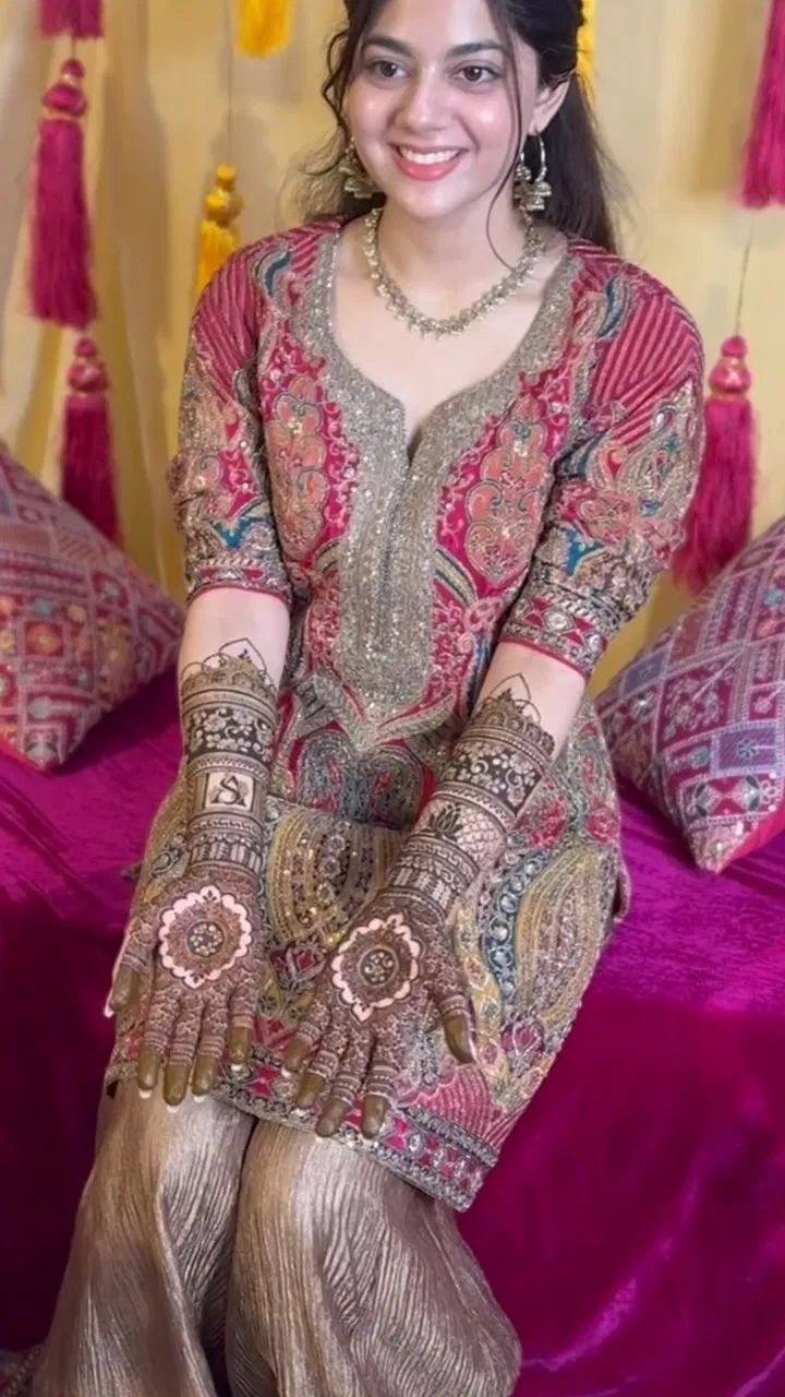 Bridal Front Hand Mehndi Design with Gol Tikki and Hearts
