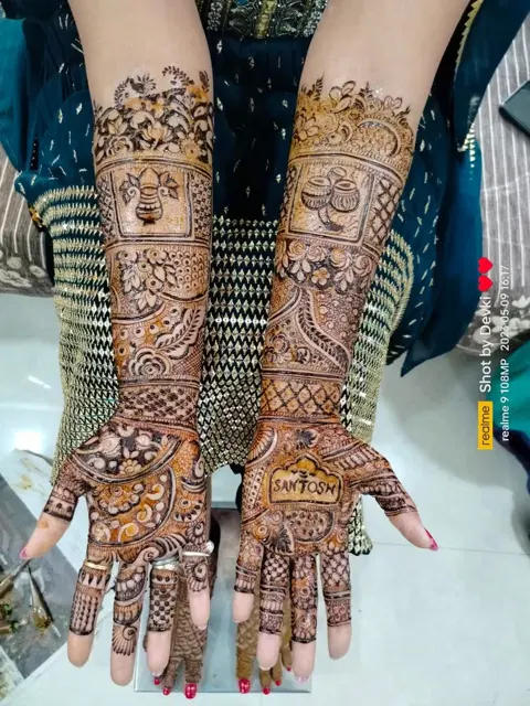 figure front hand mehndi design
