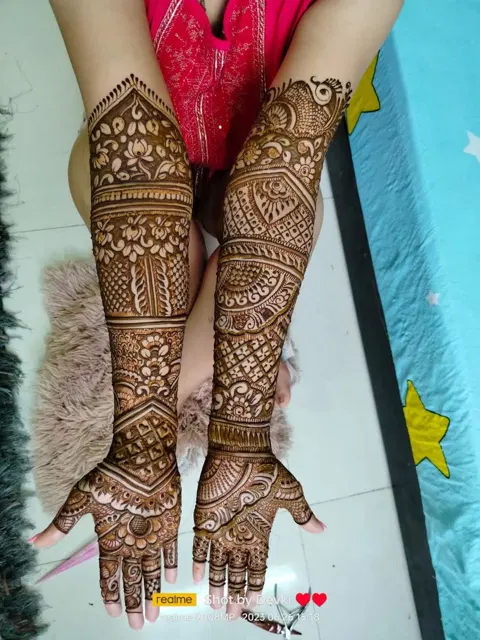 figure front hand mehndi design