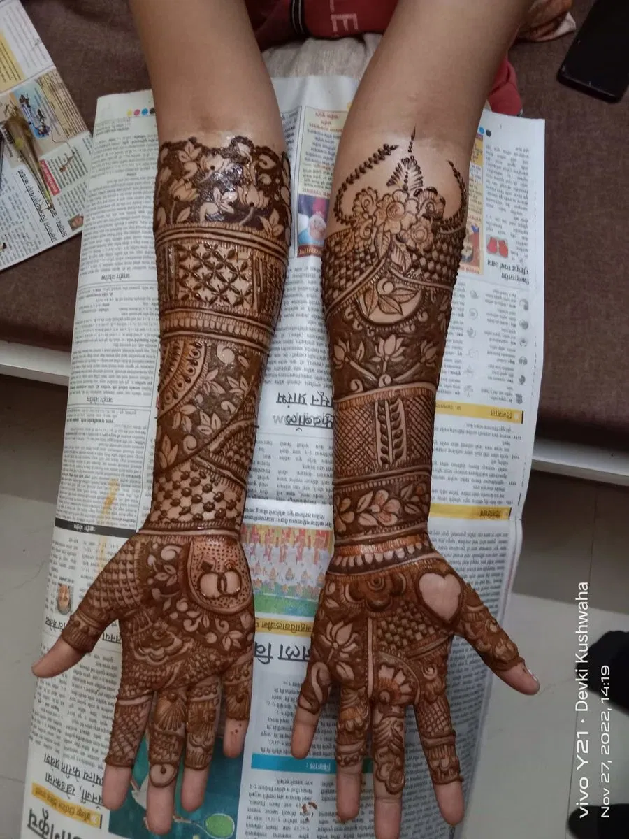 Front Hand Mehndi Design with Figures (2)