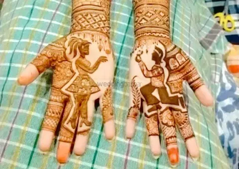figure front hand mehndi design