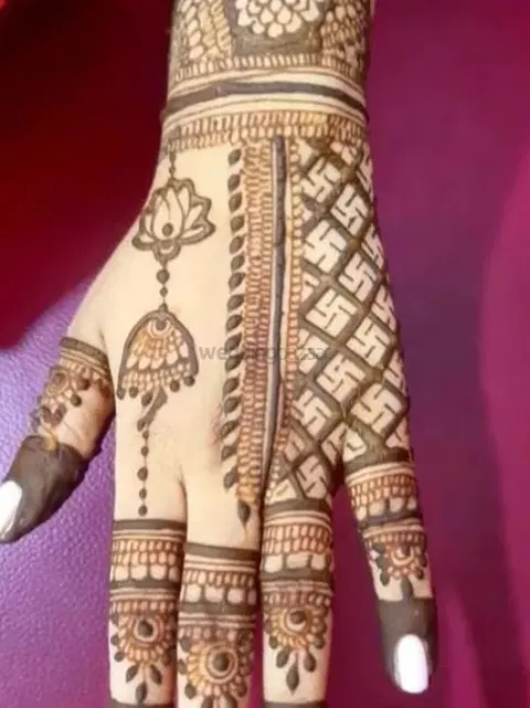 back hand mehndi design