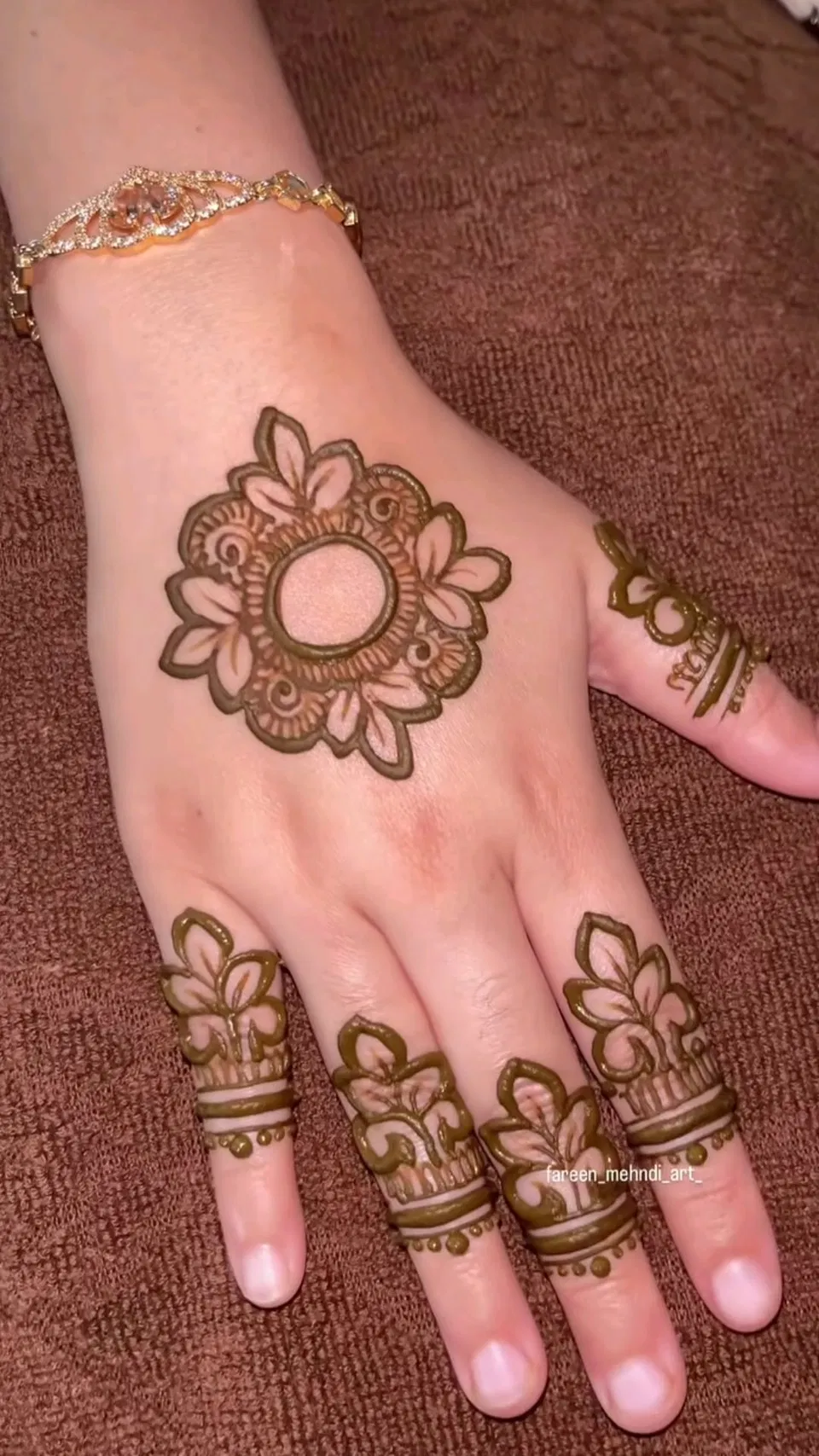 Aesthetic Arabic Back Hand Mehndi Design with Bel, Gol Tikki and Flowers for Diwali (9)