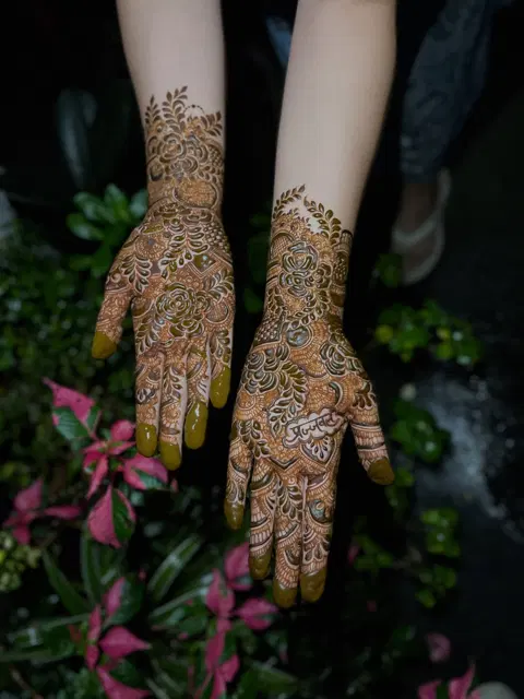 front hand mehndi design