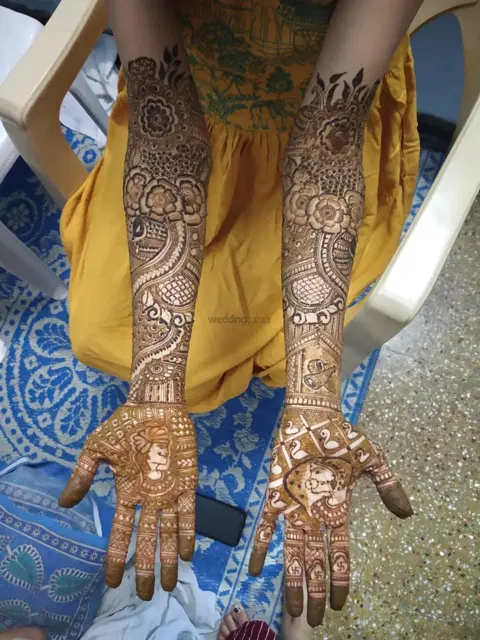 figure front hand mehndi design