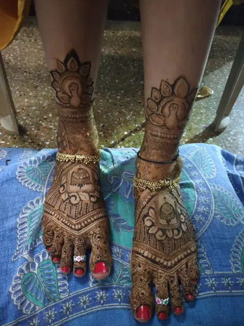 figure back hand mehndi design