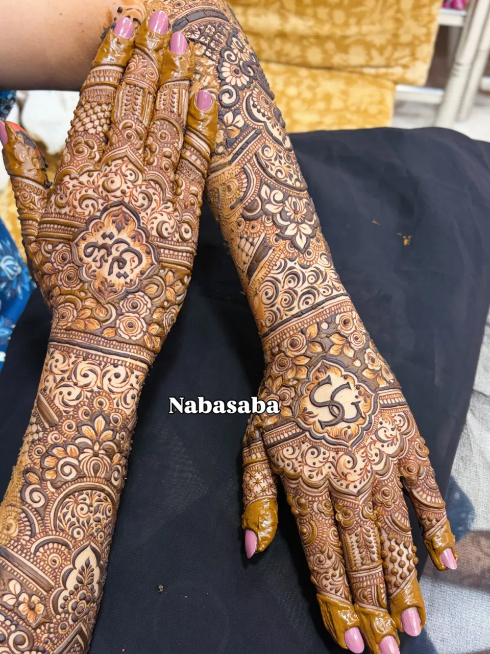 Aesthetic Back Hand Mehndi Design with Figures (2)