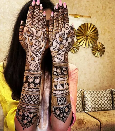figure front hand mehndi design