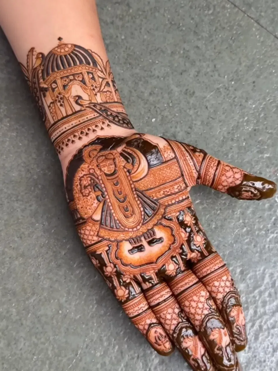 Mehndi Design with Figures