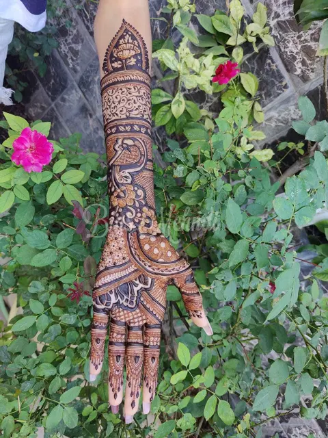 front hand mehndi design
