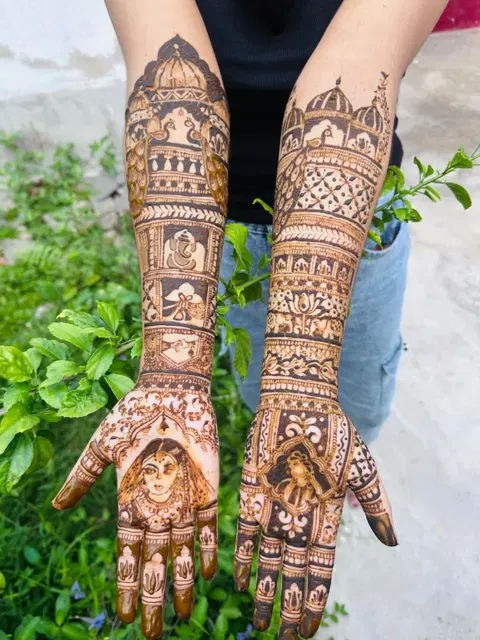 figure back hand mehndi design