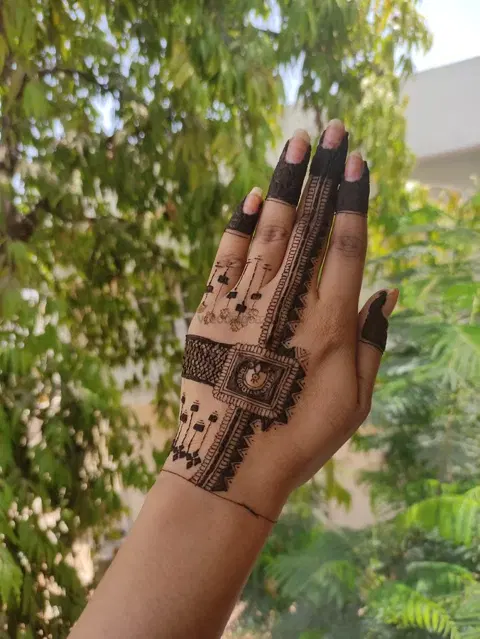back hand mehndi design