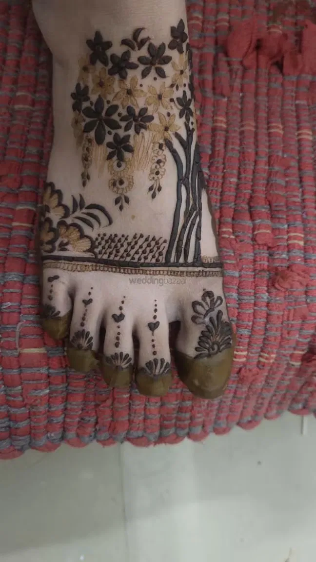 Foot Mehndi Design with Figures