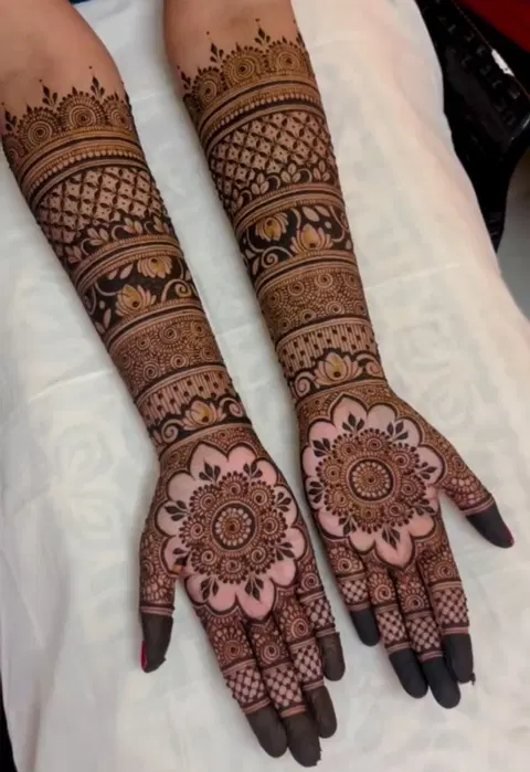 bridal indian circle front hand mehndi design