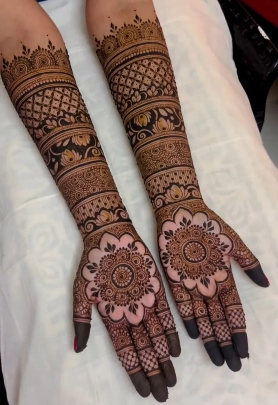 Bridal Indian Front Hand Mehndi Design with Gol Tikki, Figures and Peacock for Engagement (3)