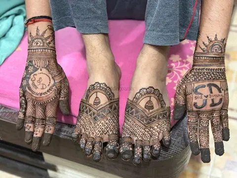 figure back hand mehndi design