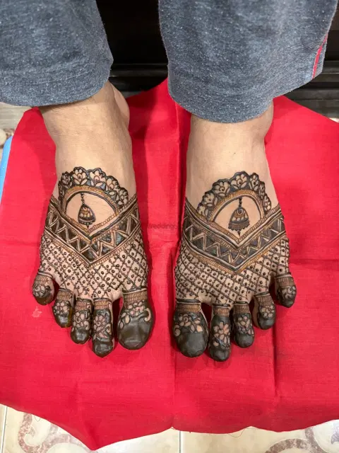 figure foot mehndi design