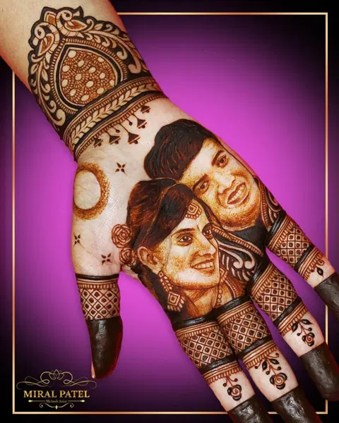 figure front hand mehndi design