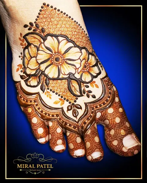 back hand mehndi design