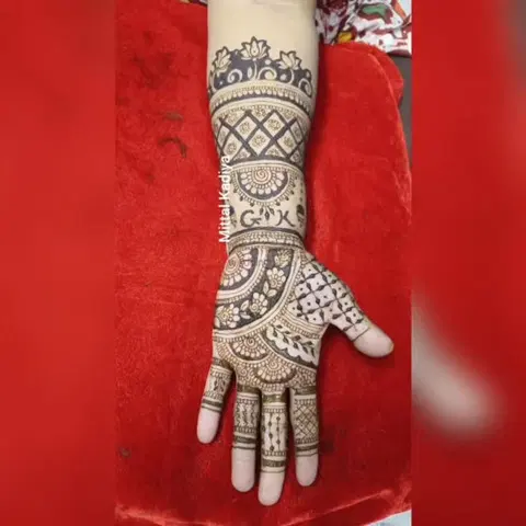front hand mehndi design