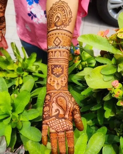 front hand mehndi design
