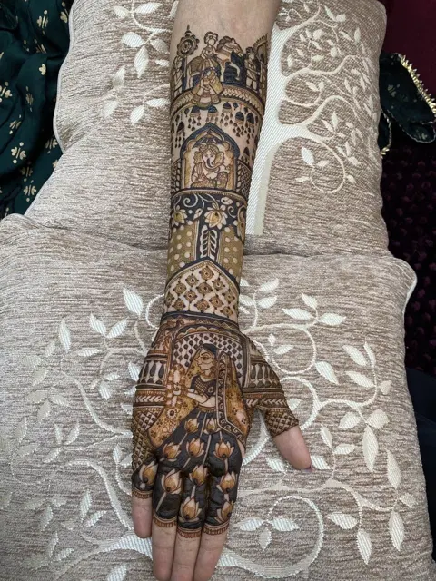 figure full hand mehndi design