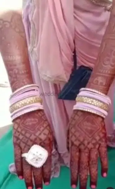 figure back hand mehndi design