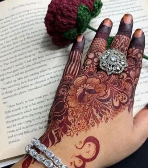 back hand mehndi design