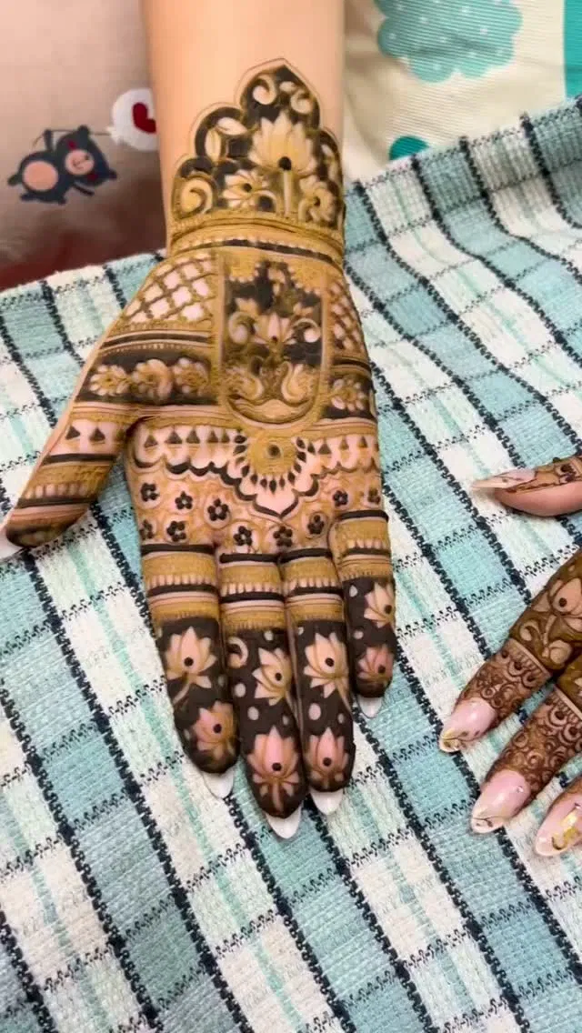 Back Hand Mehndi Design (2)