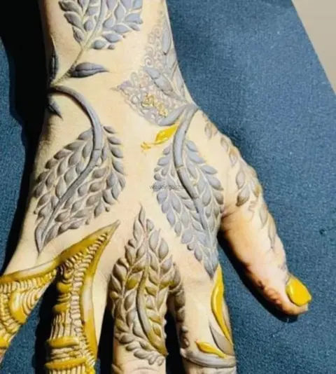 front hand mehndi design